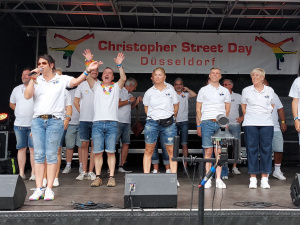 Unsere Auftrittsgruppe auf der CSD-Bühne. Begleitet wurden wir von unseren Sängern Max Weyers und Dario Gian-Piero. Auch ihnen einen herzlichen Dank fürs Mitmachen! Foto: Lothar Zensen