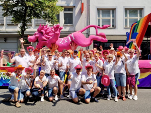 Kurz vor dem Start der CSD-Demo: Unsere Mitglieder und der Mottowagen waren wieder ein regenbogenbunter Blickfang! Foto: KG Regenbogen