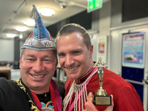 Sänger Michael Scheid (re.) und der Präsident der KG Regenbogen, Andreas Mauska.