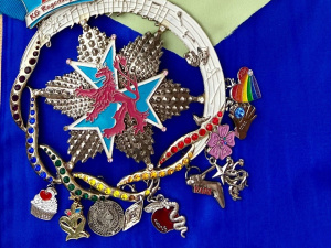 Der Aktivenorden der KG Regenbogen mit den bislang zehn Sessionsanhängern. Fotos: KG Regenbogen