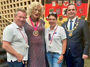 Von links: Andreas Mauska (Präsident des KG Regenbogen), Lilo Wanders, Rebecca Frankenhauser-Mundi und der Bürgermeister von Vechta, Kristian Kater. Foto: KG Regenbogen e.V.