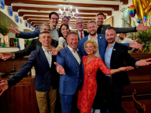 Der Vorstand der KG Regenbogen gratulierte dem designierten Prinzenpaar kurz nach der Verkündung.